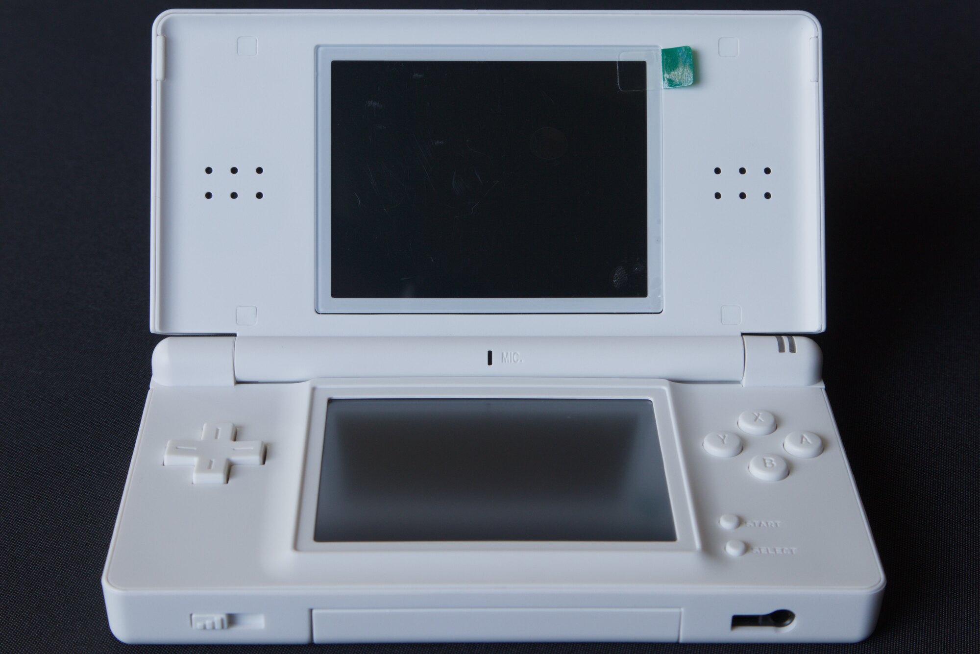 #09/10 | Nintendo DS Lite | White
