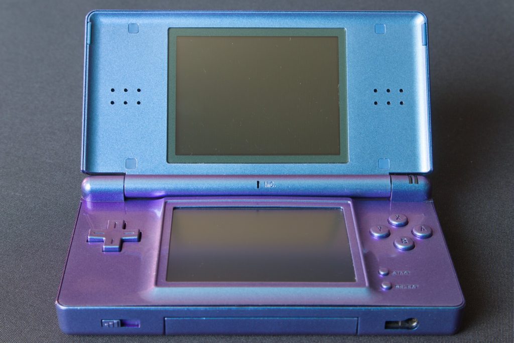 #04/10 | Nintendo DS Lite | Chameleon Purple